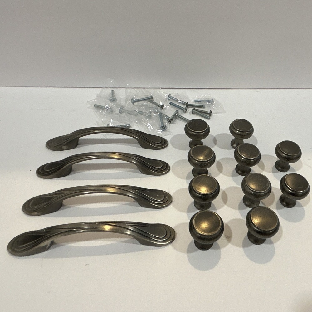 4 Cabinet Pulls and 10 Knobs